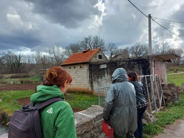 Boravci u prirodi s volonterkama udruge