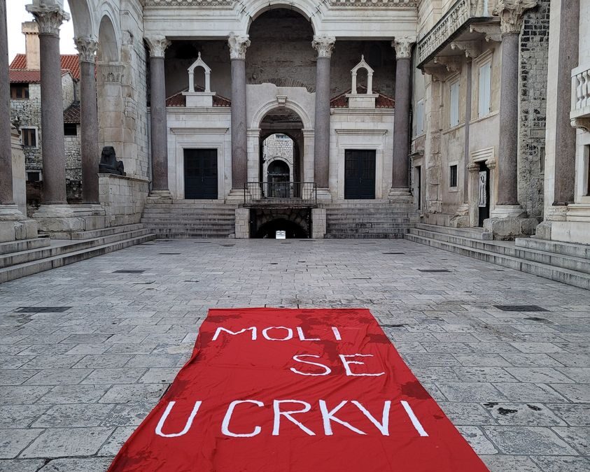 Aktivistička poruka moliteljima na Peristilu