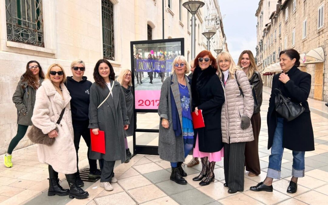 Otvorena izložba „10 godina Marša za prava žena” u Marmontovoj ulici